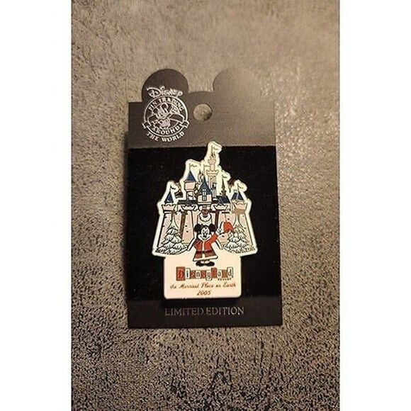 Disney Limited Edition Mickey Mouse Christmas Pin - Picture 1 of 4